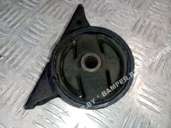 Подушка крепления КПП к Mitsubishi Carisma, 2000 г.